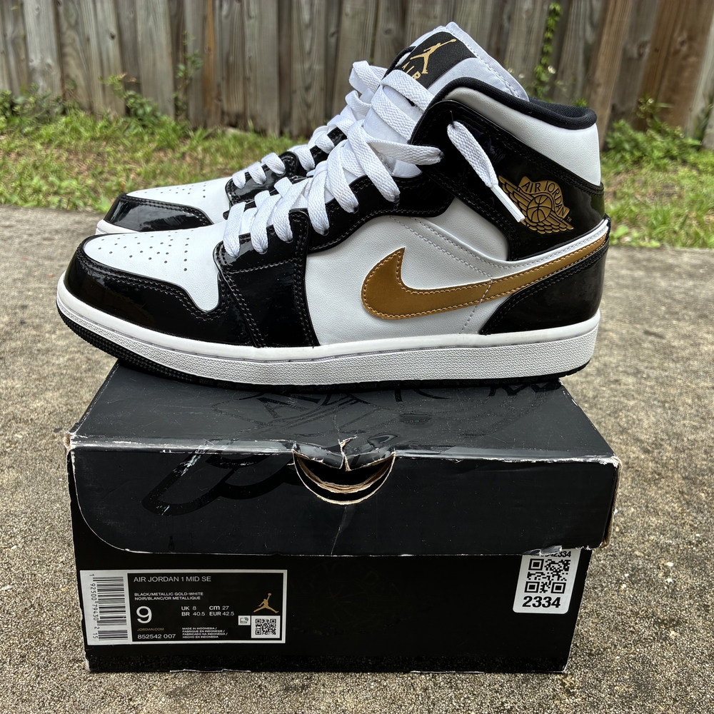 Jordan Black and White Athletic Shoes Classic Design - Picture 5 of 10